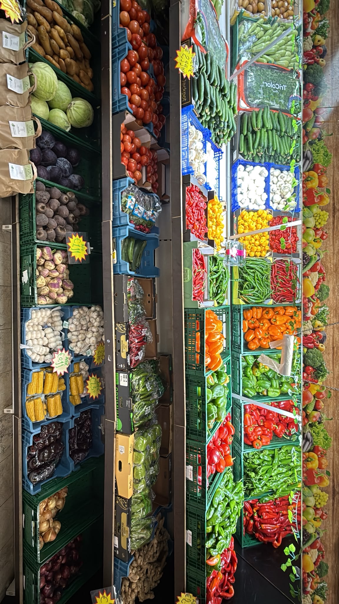 De groente-uitstalling bij Joud met onder andere paprika’s, komkommers en tomaten