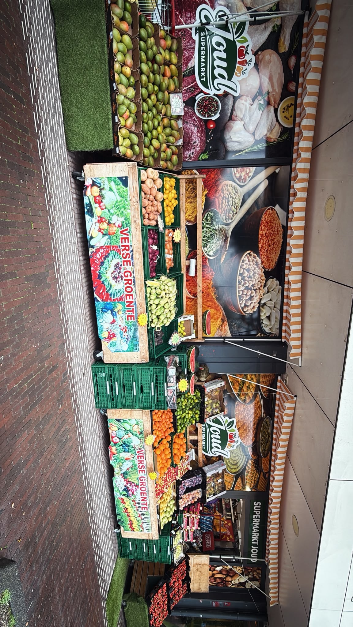De winkelpui van Supermarkt Joud met het groente- en fruitaanbod buiten